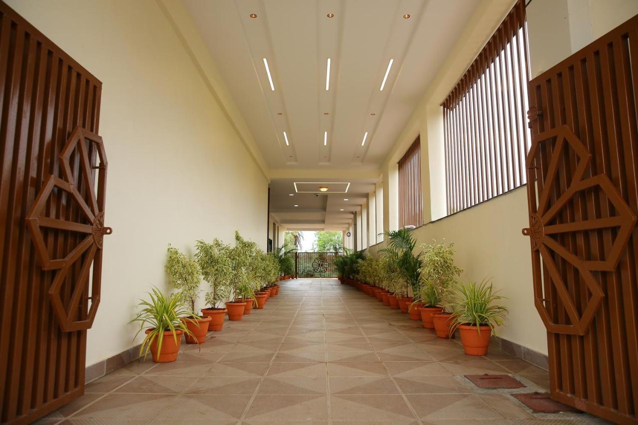 Hotel Maruthi Inn Nirmal  Екстериор снимка