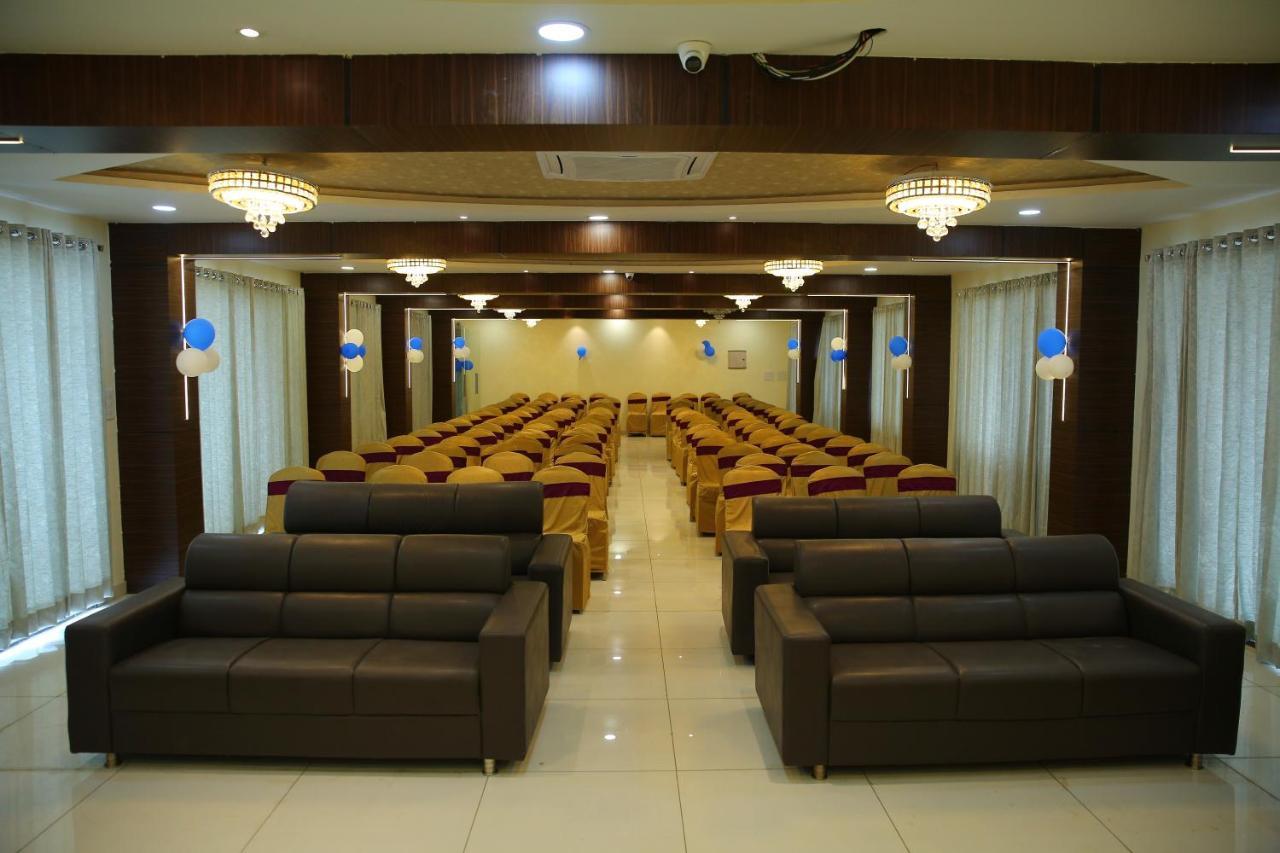 Hotel Maruthi Inn Nirmal  Екстериор снимка