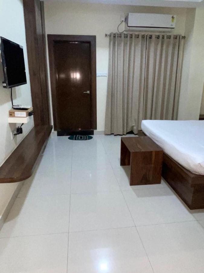 Hotel Maruthi Inn Nirmal  Екстериор снимка